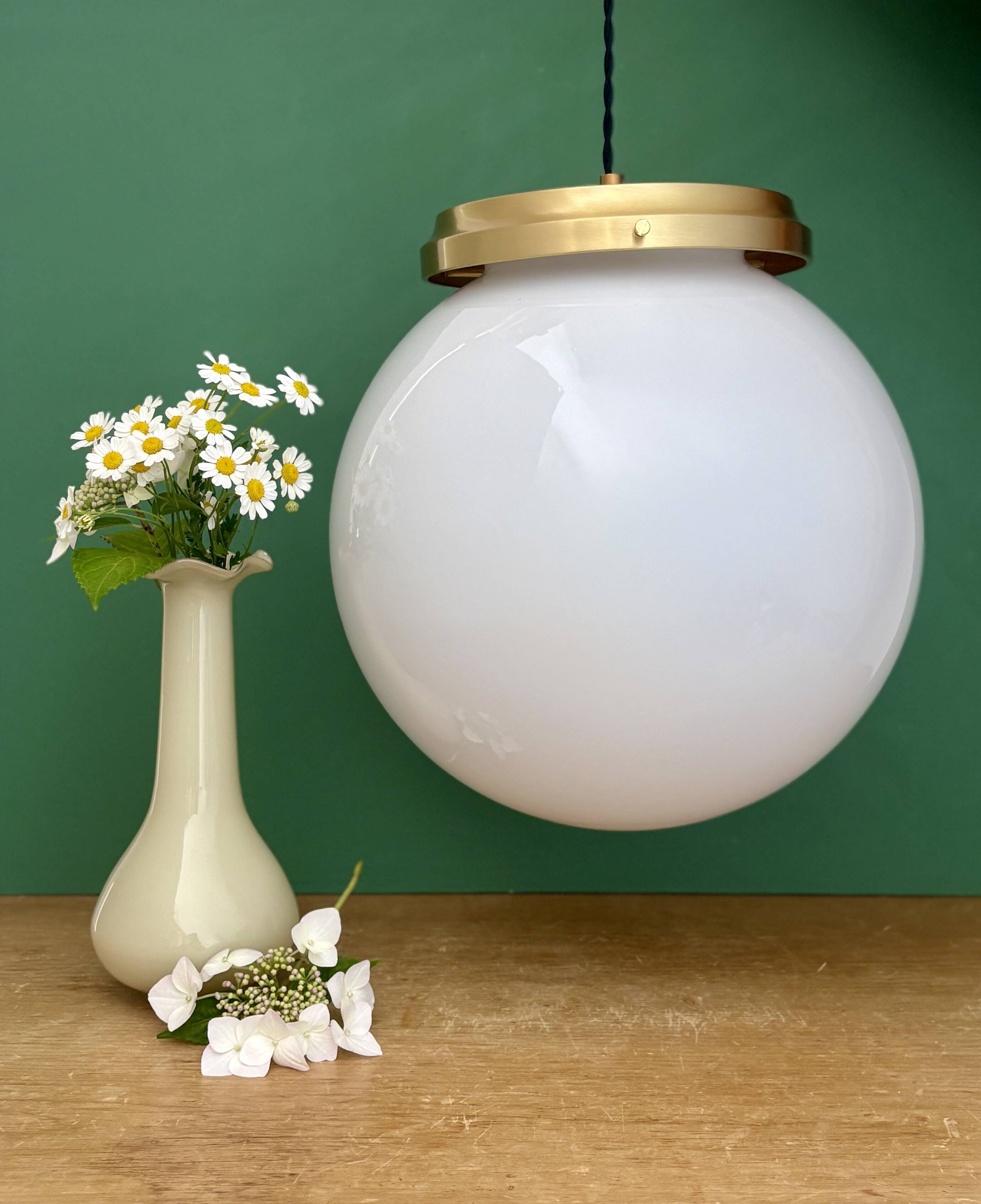 Suspension globe vintage XL en opaline blanche