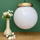 Suspension globe vintage XL en opaline blanche