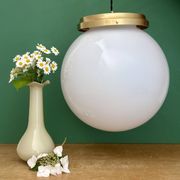 Suspension globe vintage XL en opaline blanche