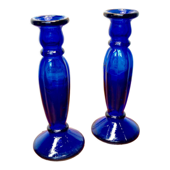 Ensemble de 2 bougeoirs en verre moulé bleu