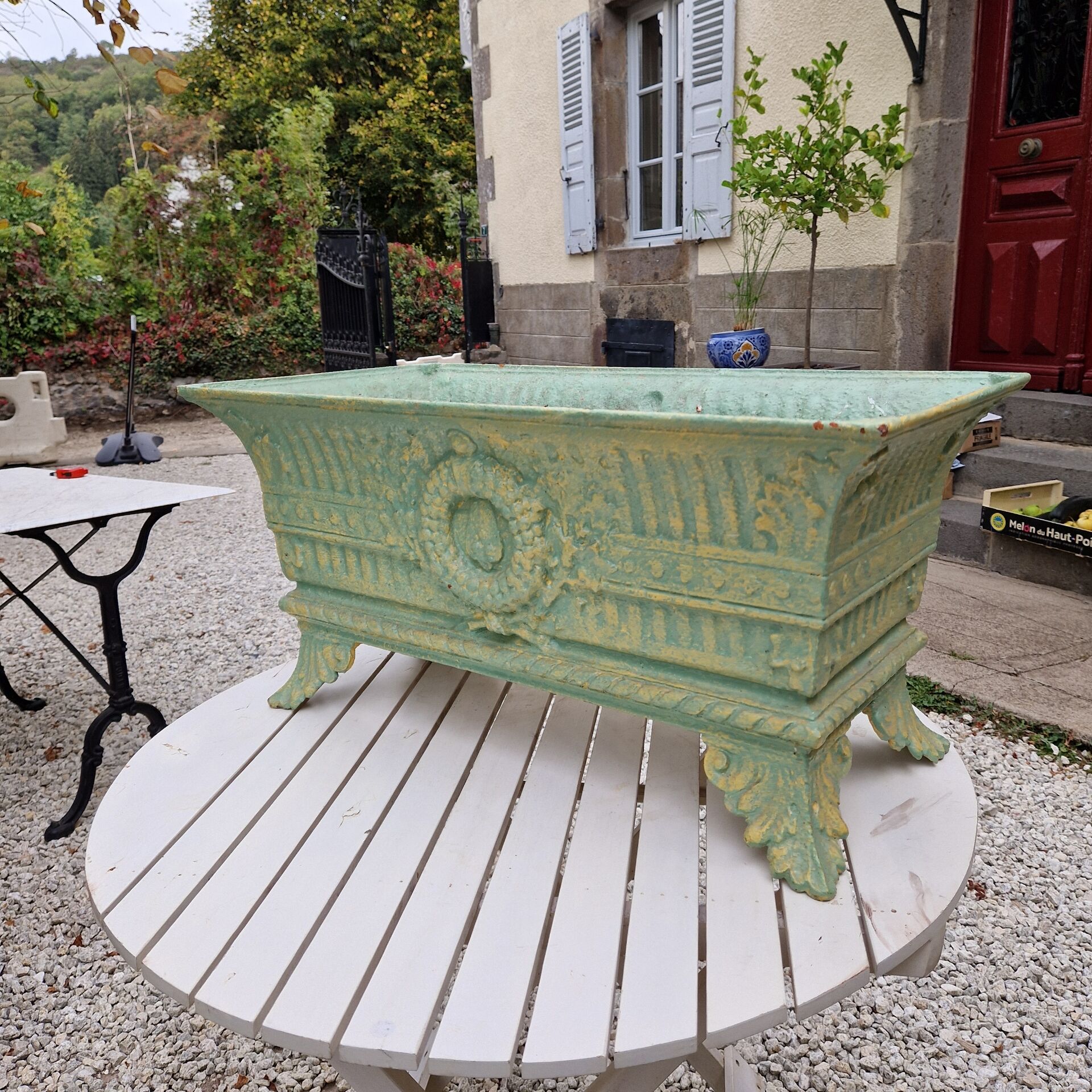 Old cast iron vase 1900, 19th-century Médicis style planter