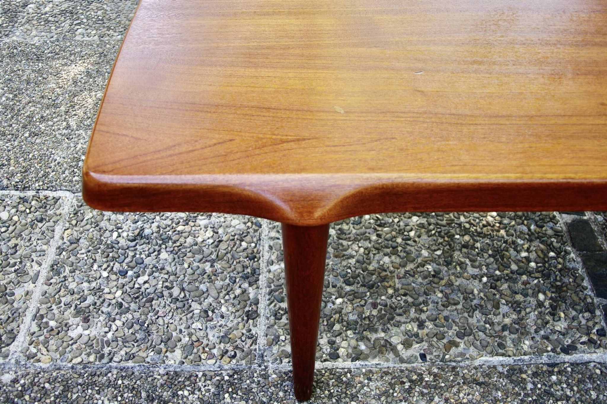 Table basse vintage revtangulaire en teck massif de john boné danemark 1960
