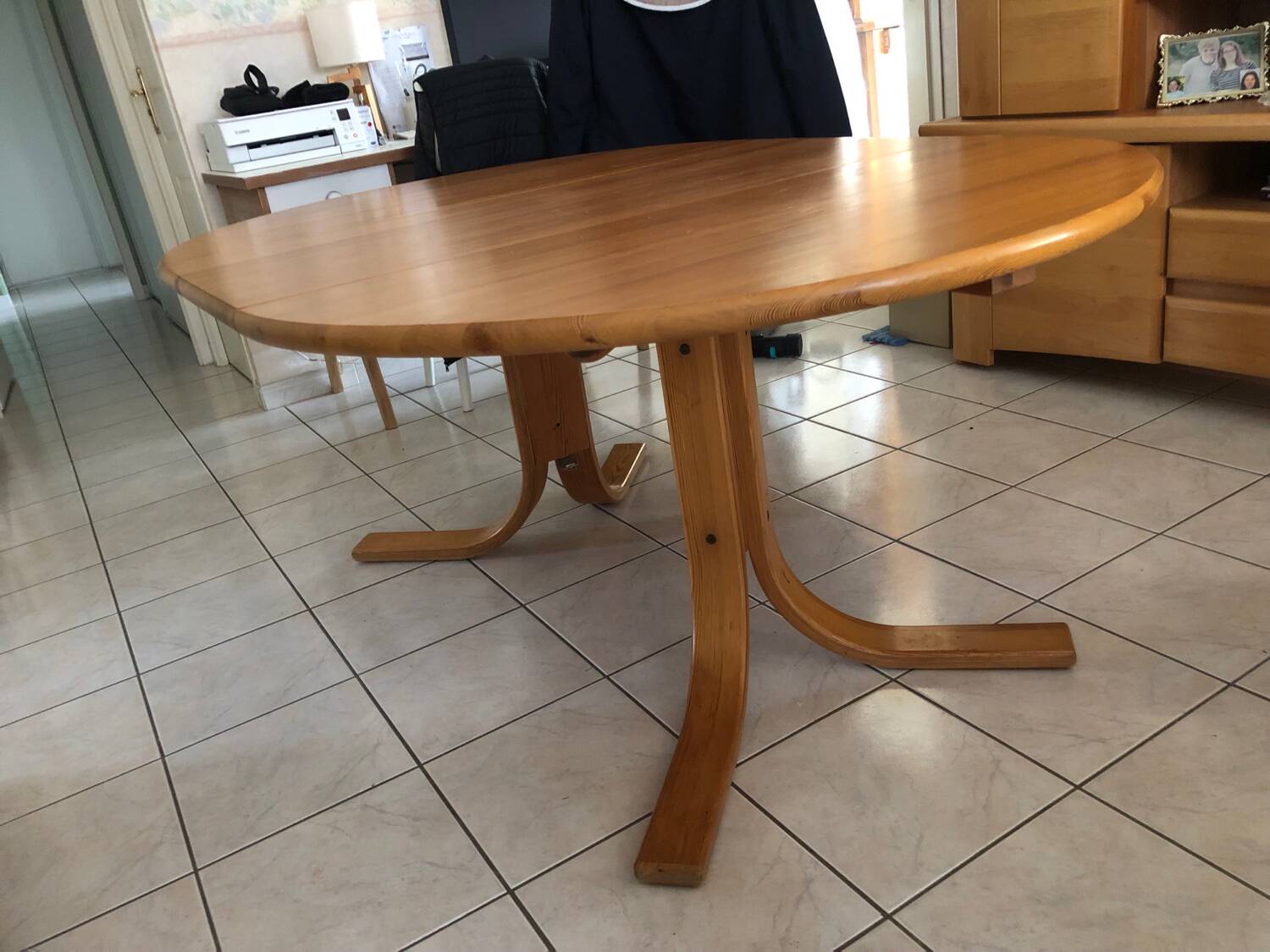 Rainer Daumiller extendable solid wood round table