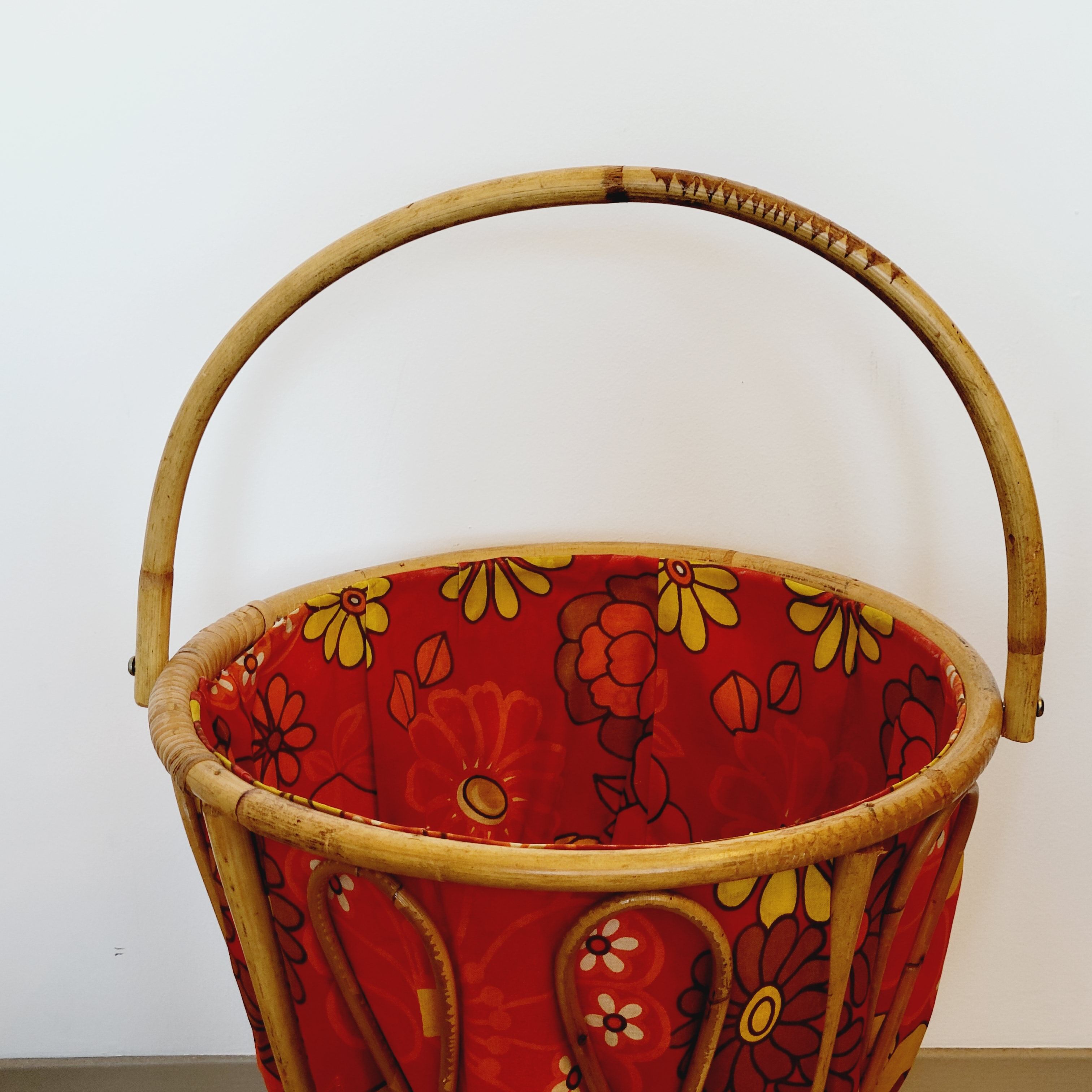 Travailleuse tricoteuse panier corbeille à ouvrage en rotin et tissu années 70