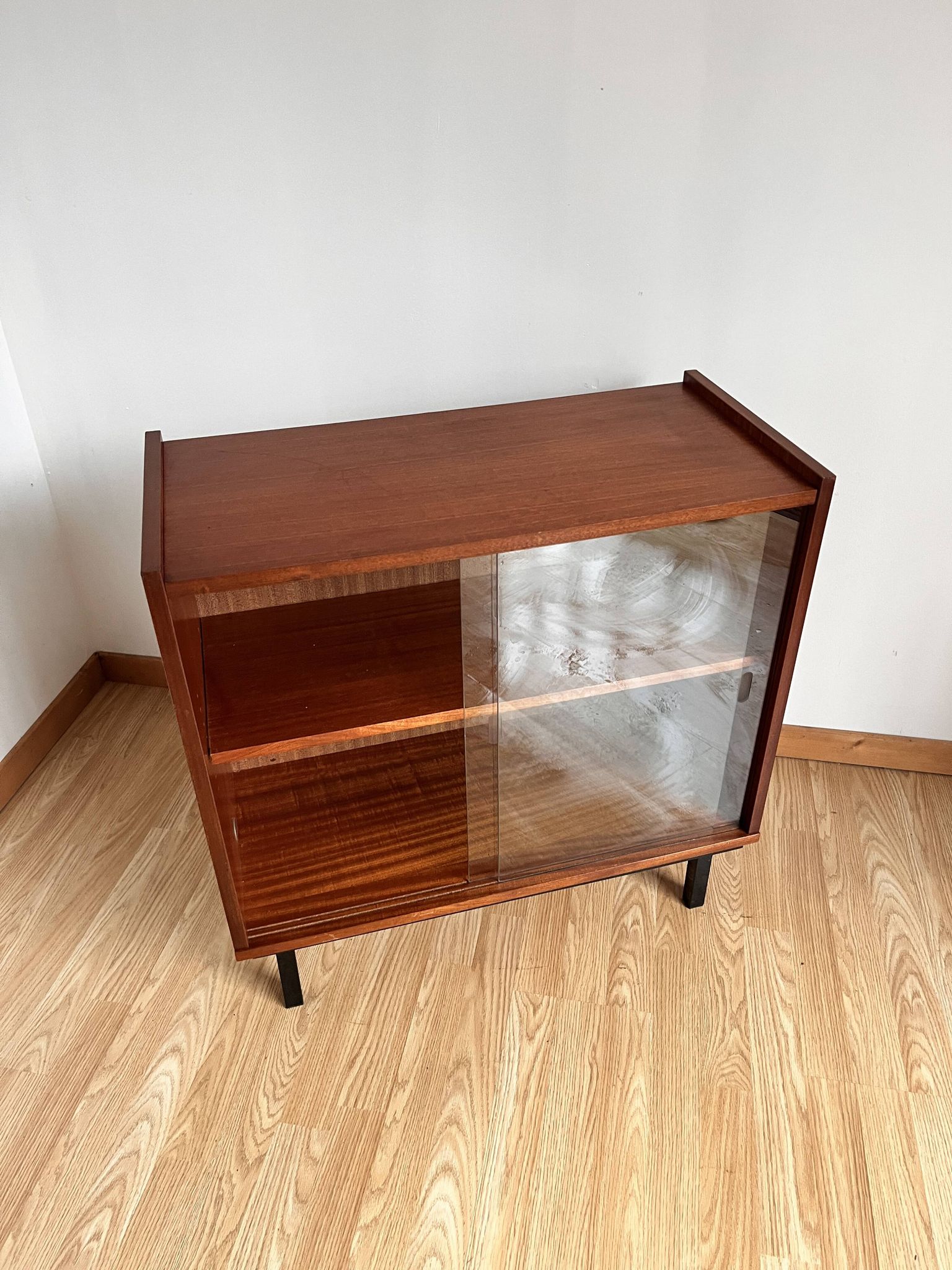 Meuble vitrine moderniste
