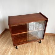 Meuble vitrine moderniste