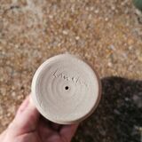 Tasses gobelets en grès sur pied originales signées.