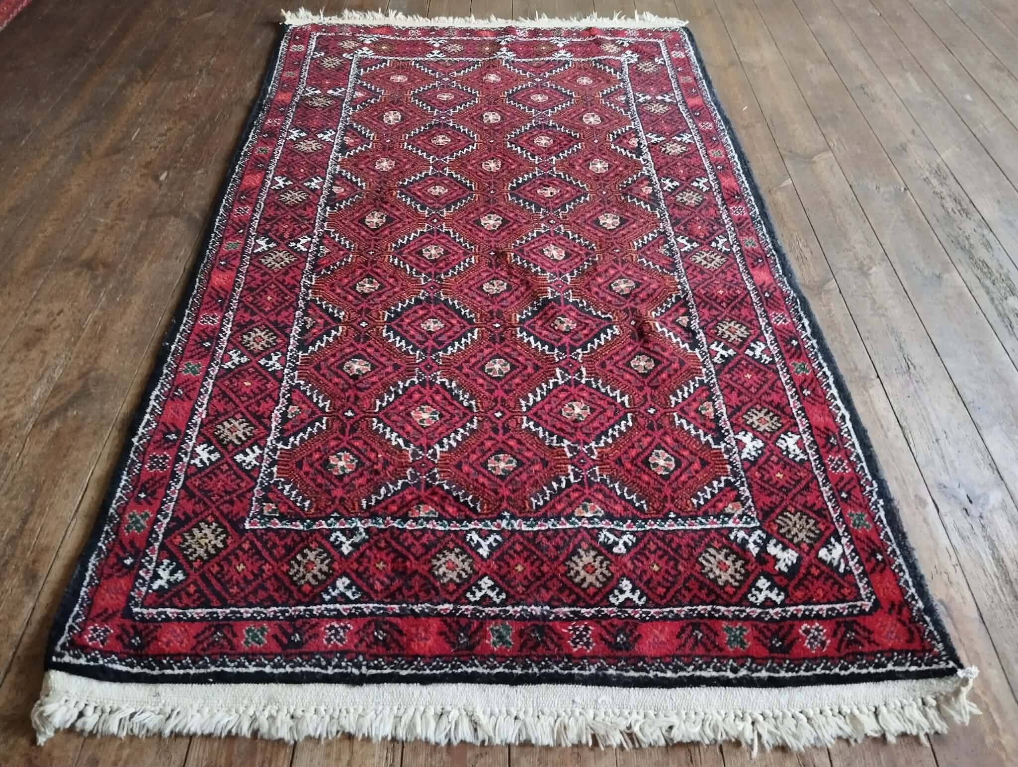 Handmade Belouch Persian rug 184x108cm