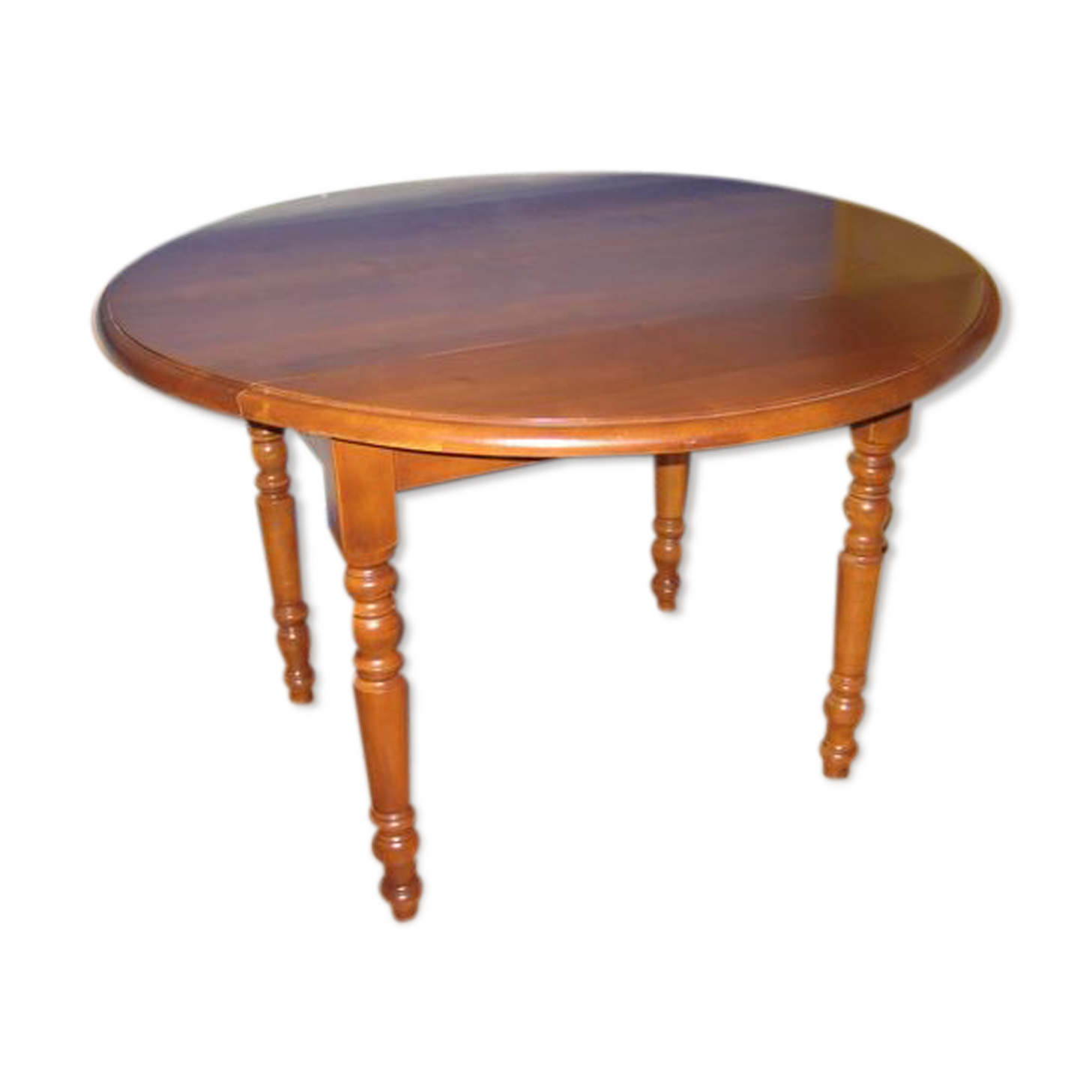 Round table in massive alene