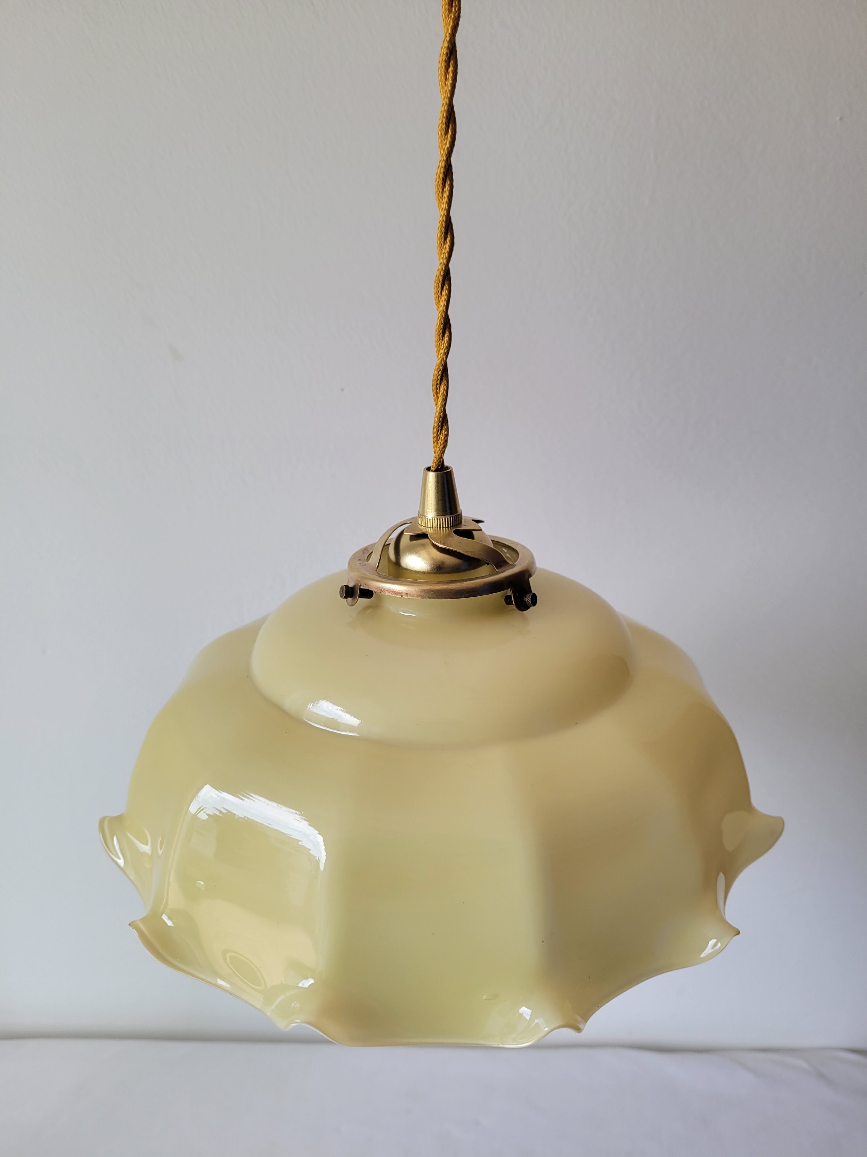 Opaline suspension