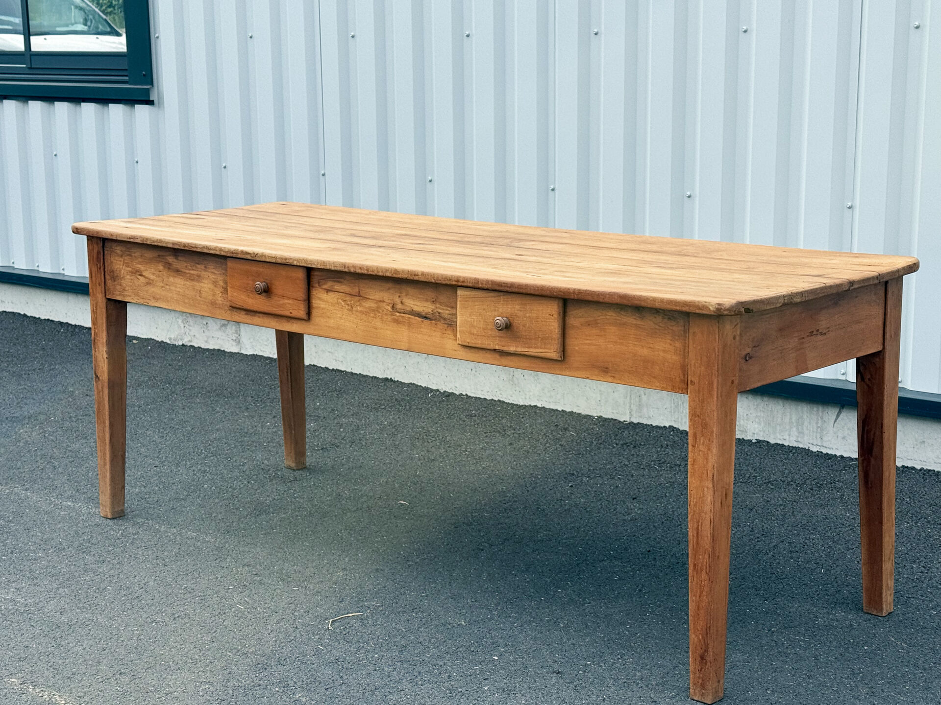 Grande table en noyer massif