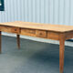 Grande table en noyer massif