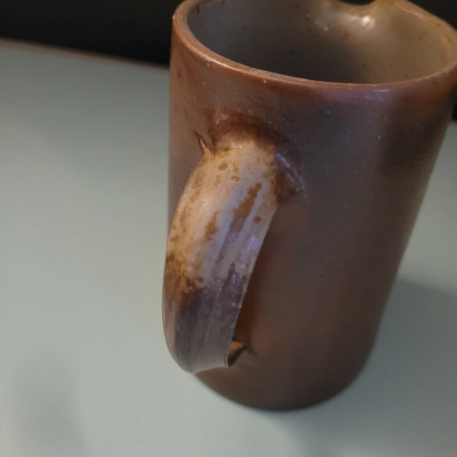 Pichet en grès artisanal – émaillage brun rosé – France, années 1970