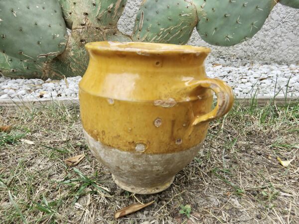 Petit pot en terre cuite vernissé jaune, sud ouest de la France début XXème