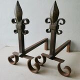 Paire de chenets en fonte et fer battu, fleurs de lys
