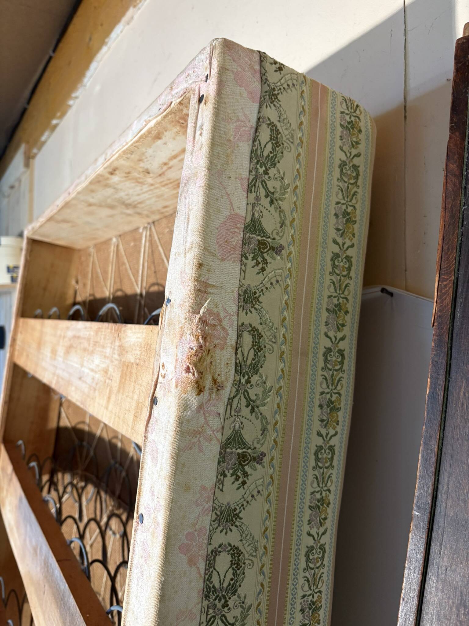 Antique Louis XVI style daybed in carved wood and patterned fabric