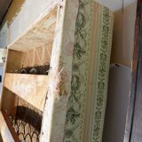 Antique Louis XVI style daybed in carved wood and patterned fabric