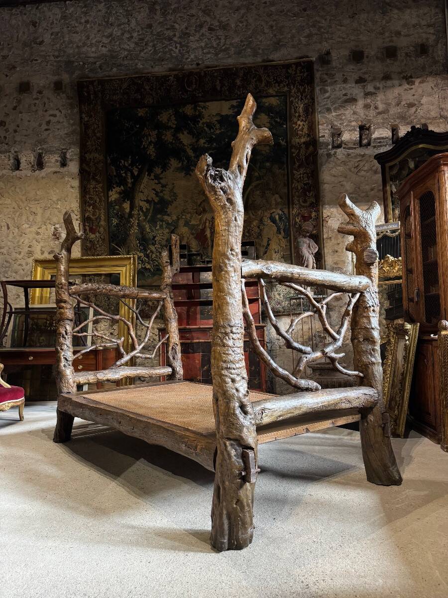 Lit brutaliste en bois exotique vers 1970