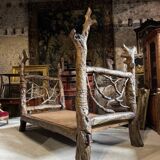 Lit brutaliste en bois exotique vers 1970