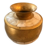 Petit vase vintage en laiton et nacre naturelle