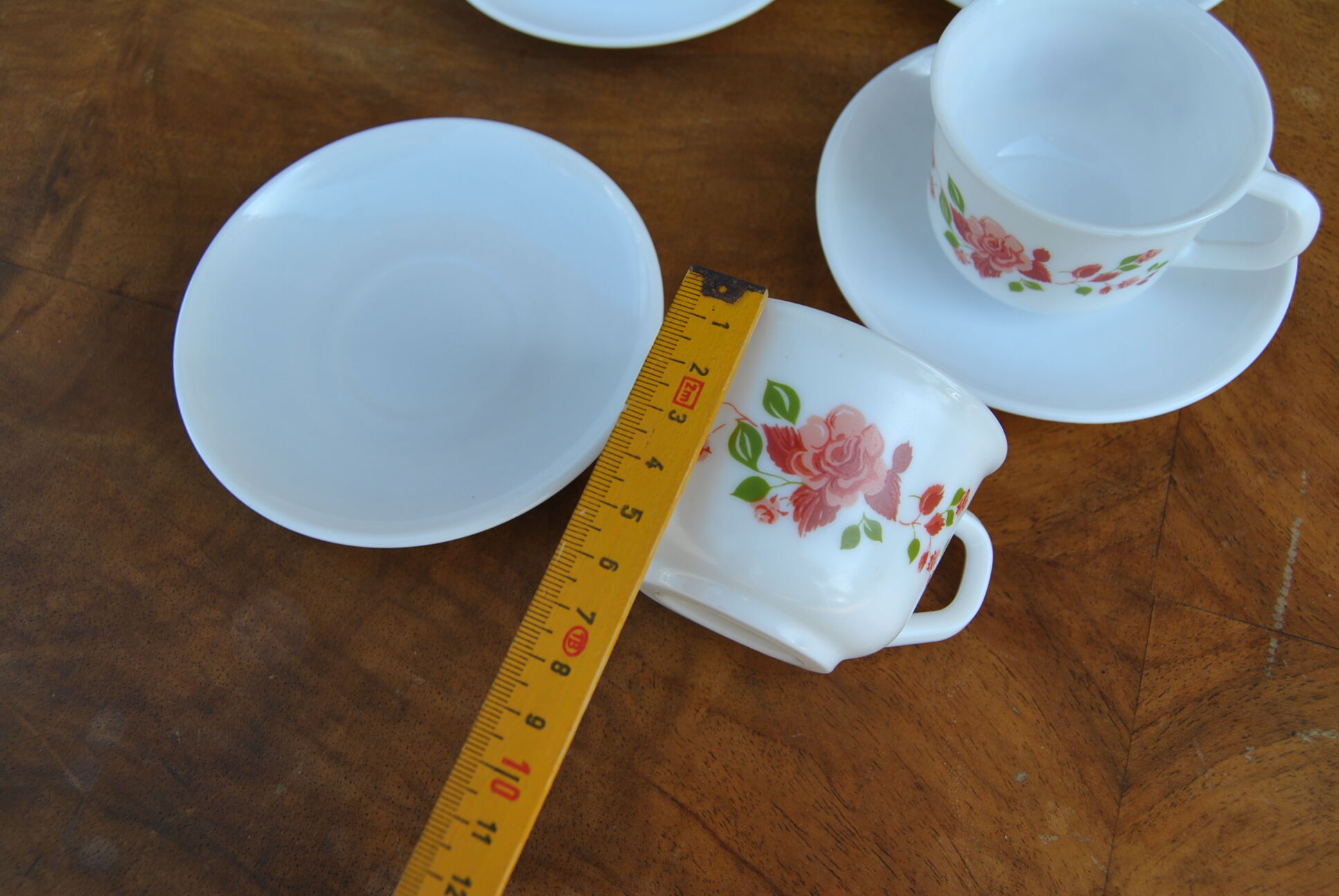 Series of 4 cups et under cups pink patterns Arcopal 80s
