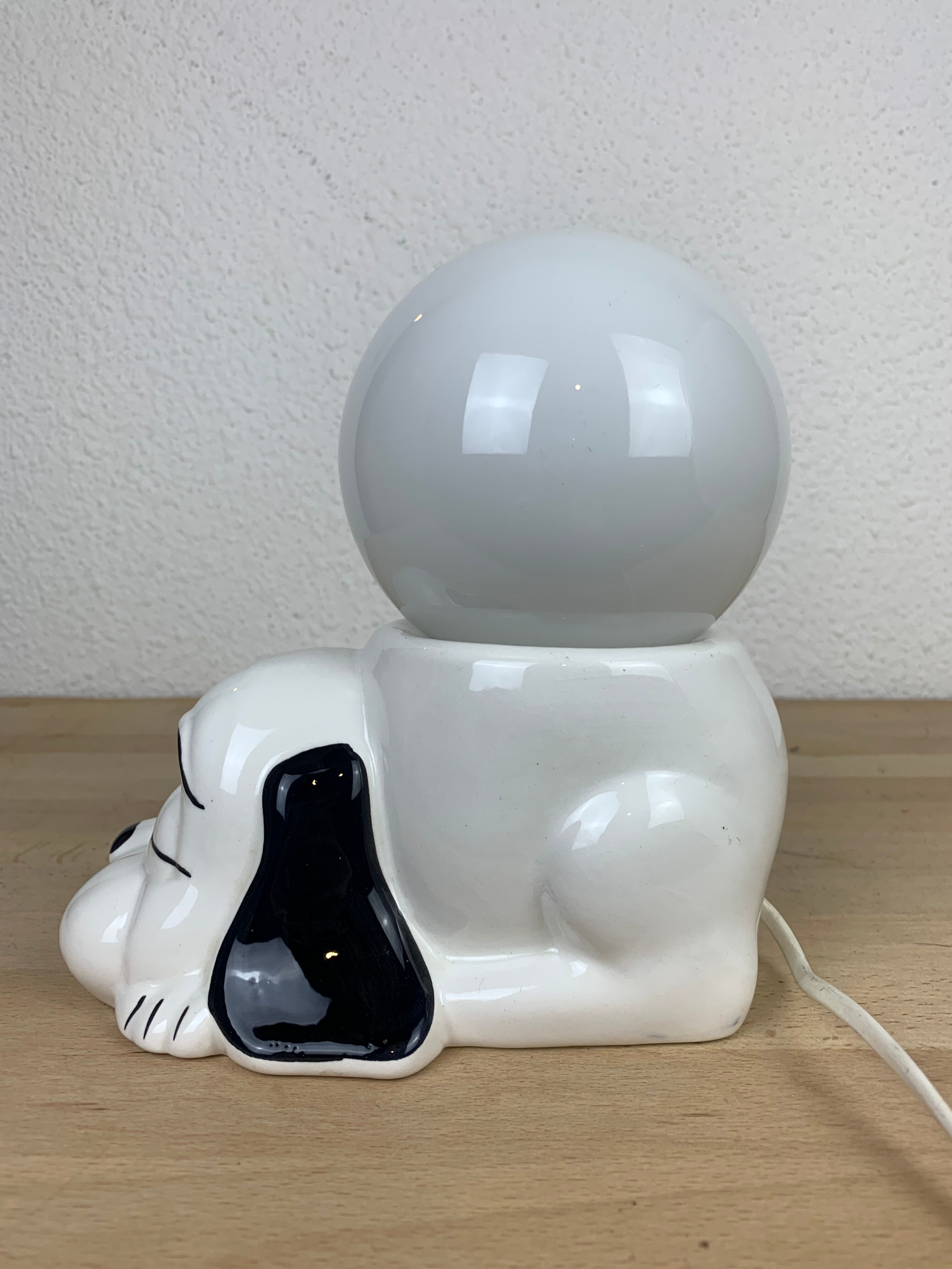 Lampe chien en céramique et globe opaline