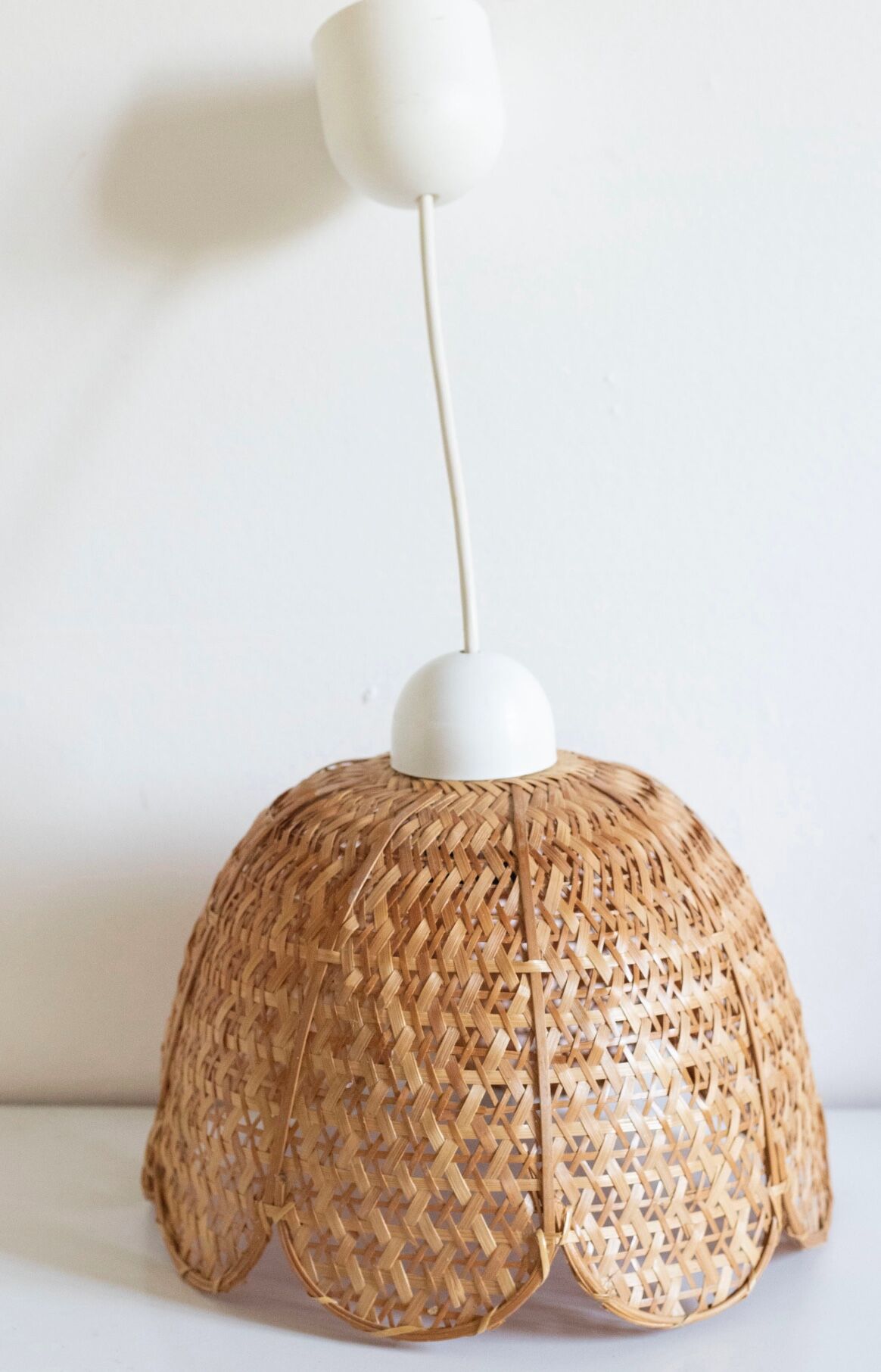 Vintage flower suspension in wicker rattan