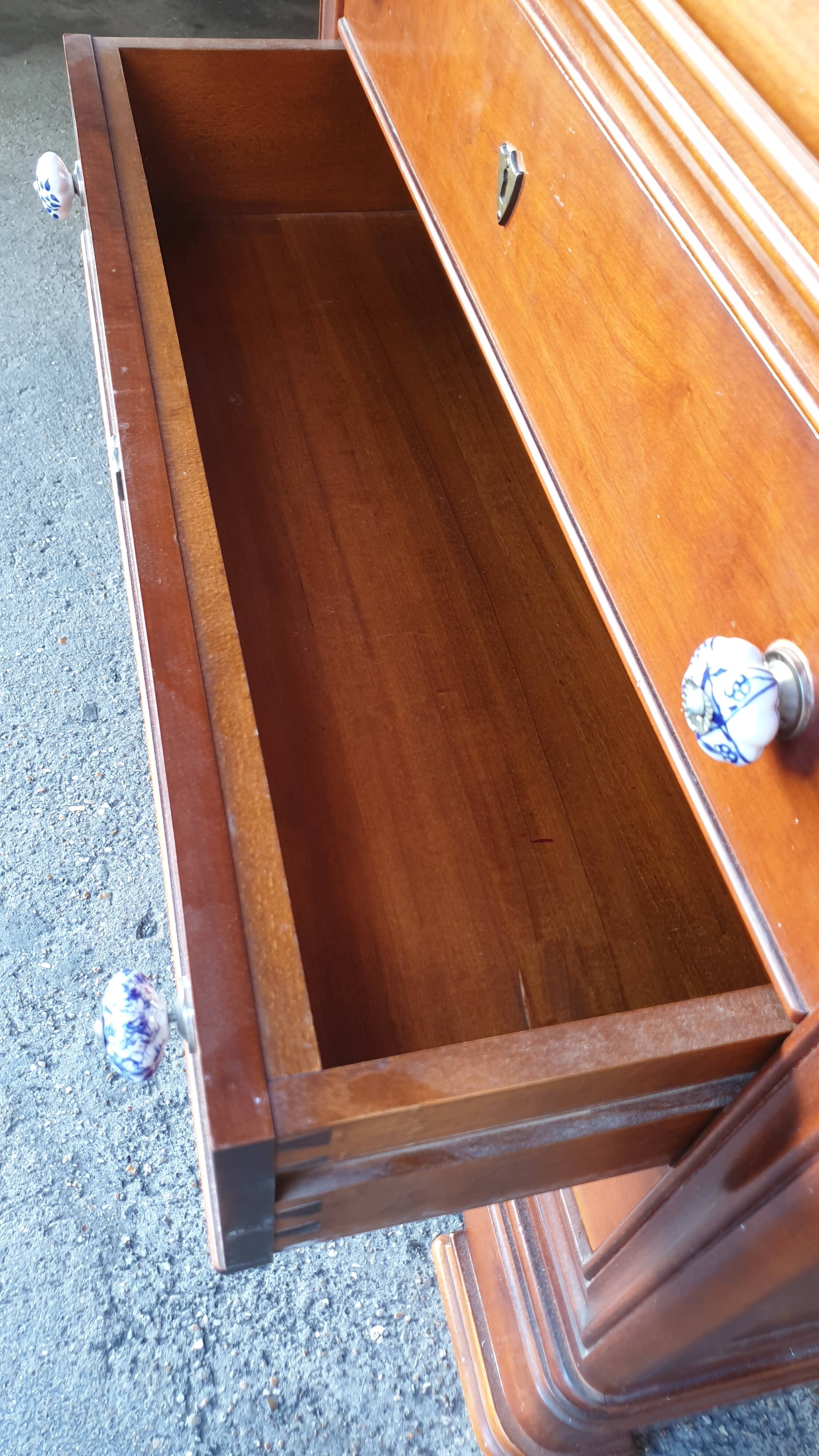Commode louis Philippe à doucine 4 tiroirs merisier.