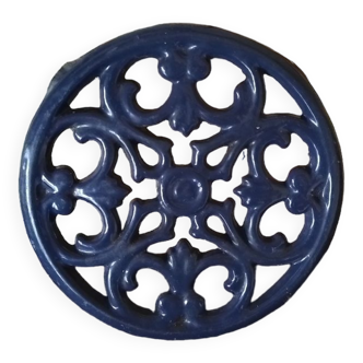 Enamelled cast iron trivet