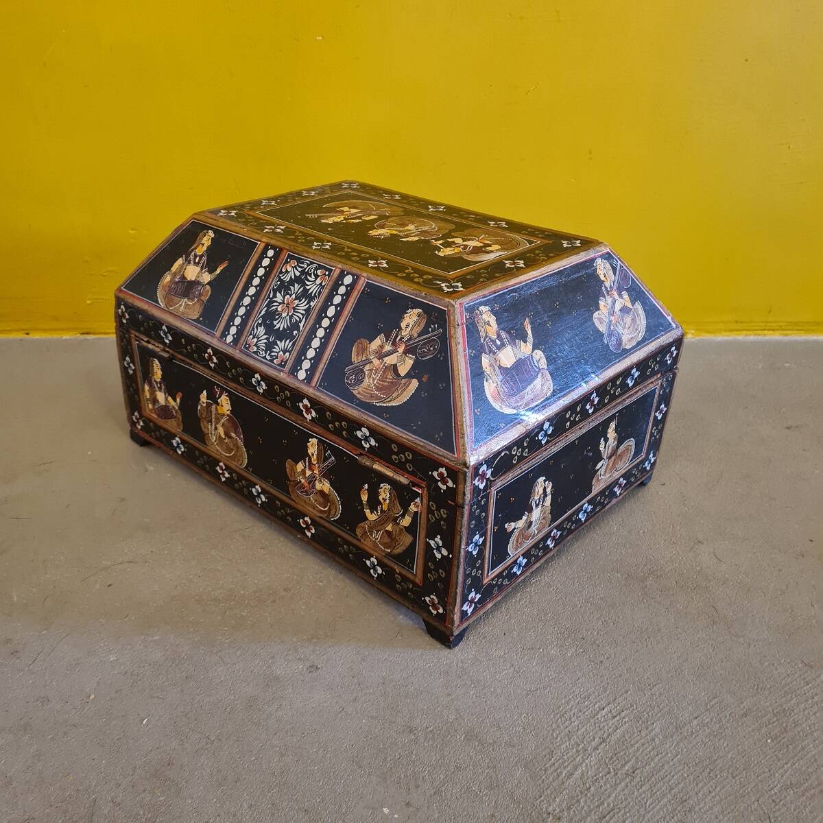 Anglo Indian Box With Painted Figures Of Musicians From The 1950s