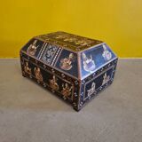 Anglo Indian Box With Painted Figures Of Musicians From The 1950s