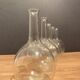Suite de 5 buires, flacons à long col en verre