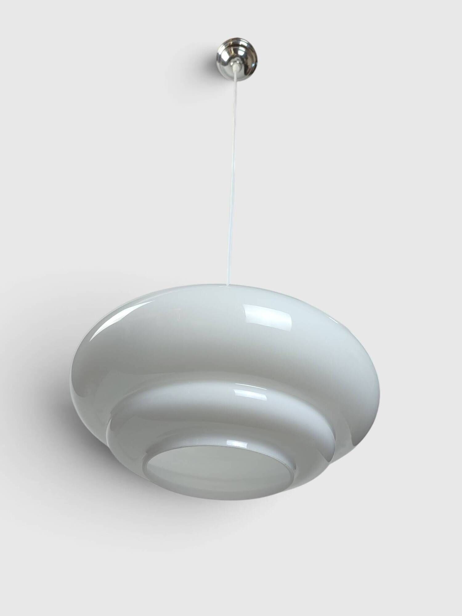 Suspension UFO in white opal with steps and chrome metal