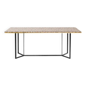 Table RED EDITION, modèle Horizon en terrazzo