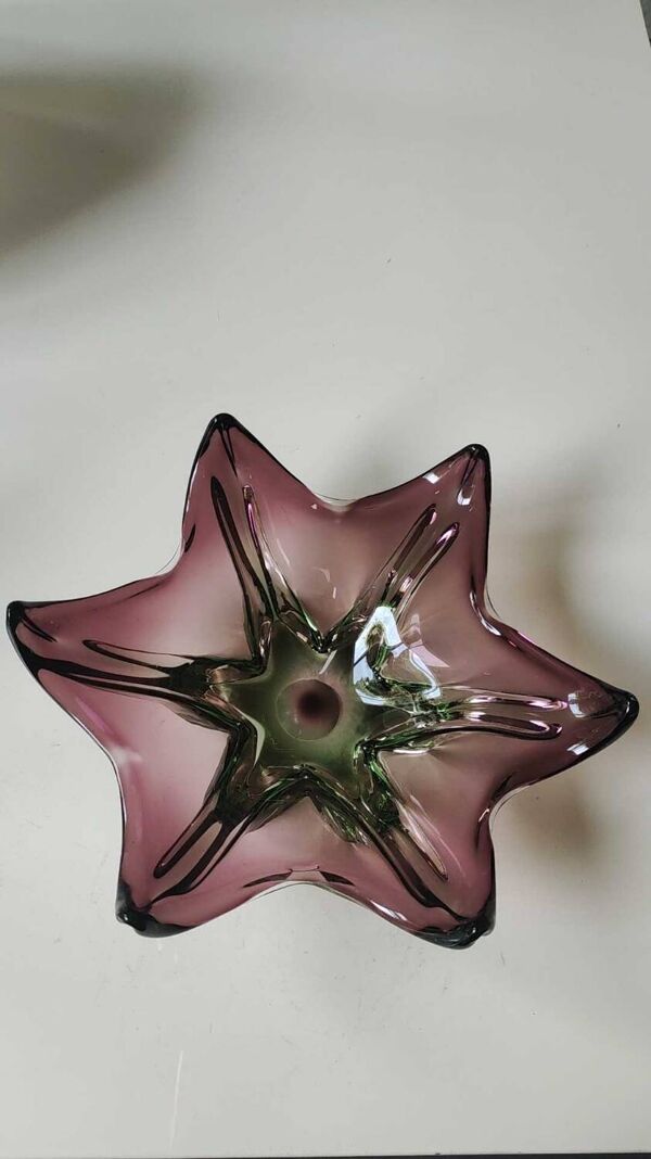 Grand Vide-poche Etoile de Mer/Création Joseph Michael Hospodka/ Verrerie Tchèque Chribska en verre d Art soufflé améthyste/Vert. Diam 24 cm