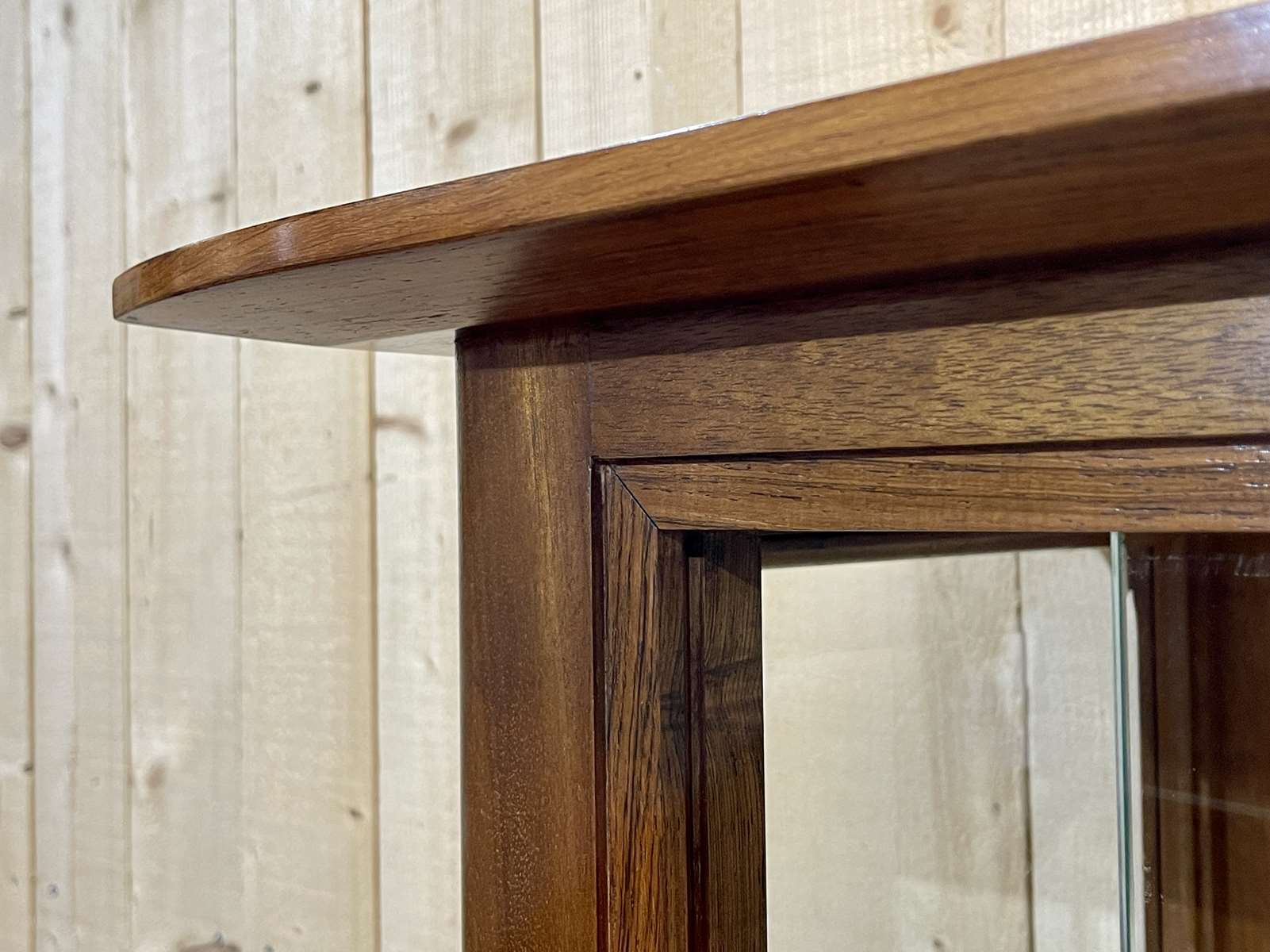 60s showcase in rosewood, mahogany and leather handles