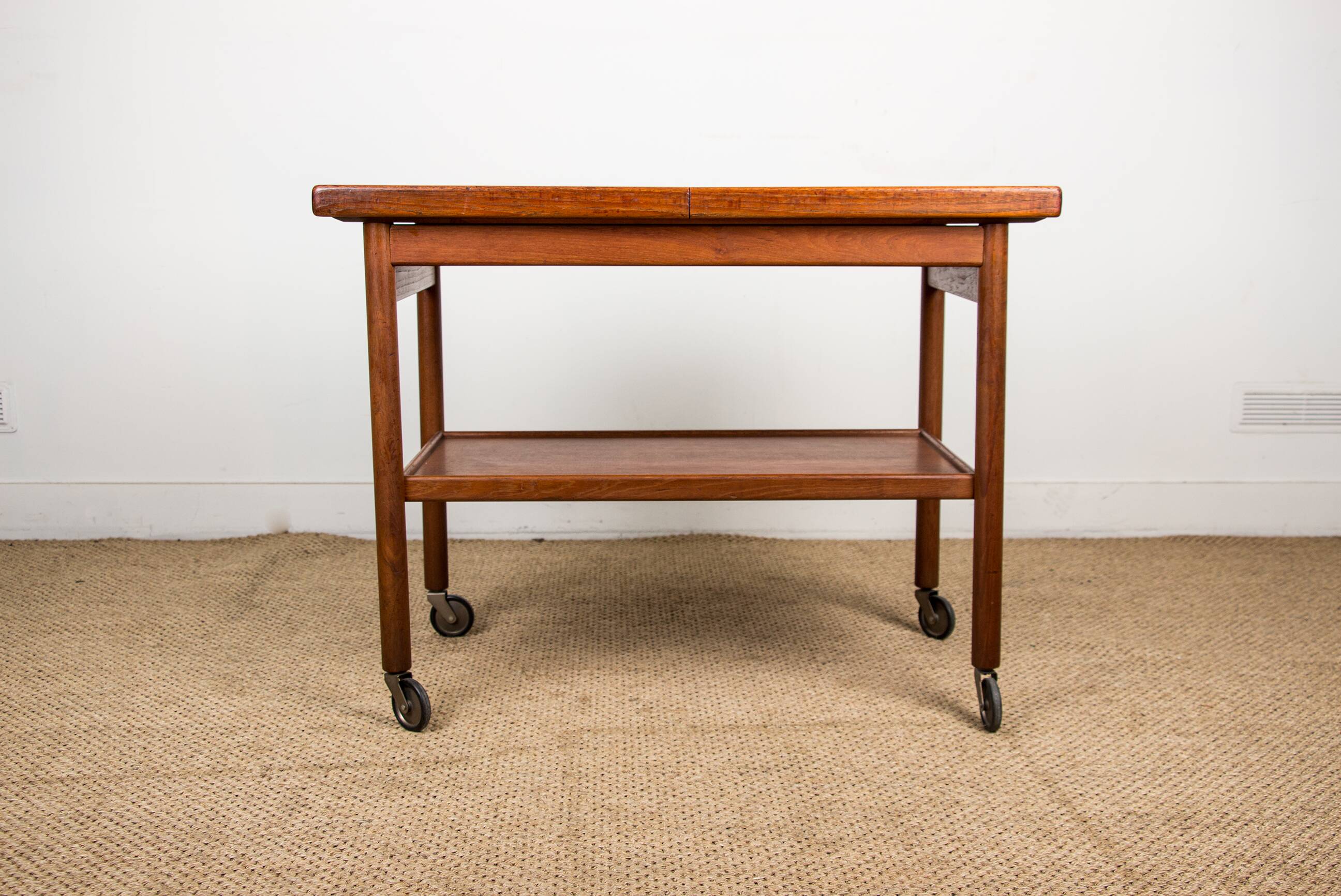 Danish extendable two-tiered teak serving trolley, 1960s, Kurt Ostervig.