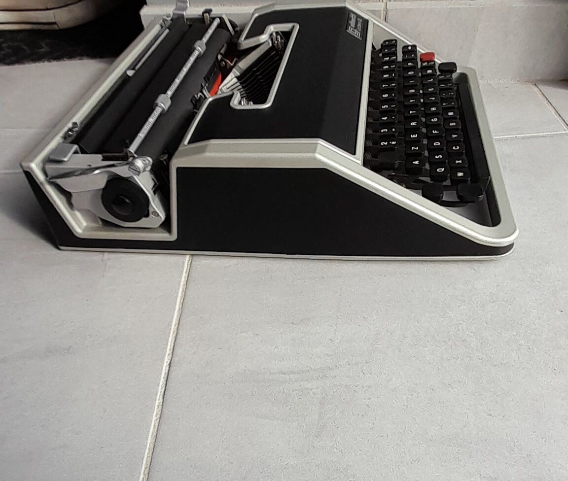 Typewriter Olivetti Lettera DL