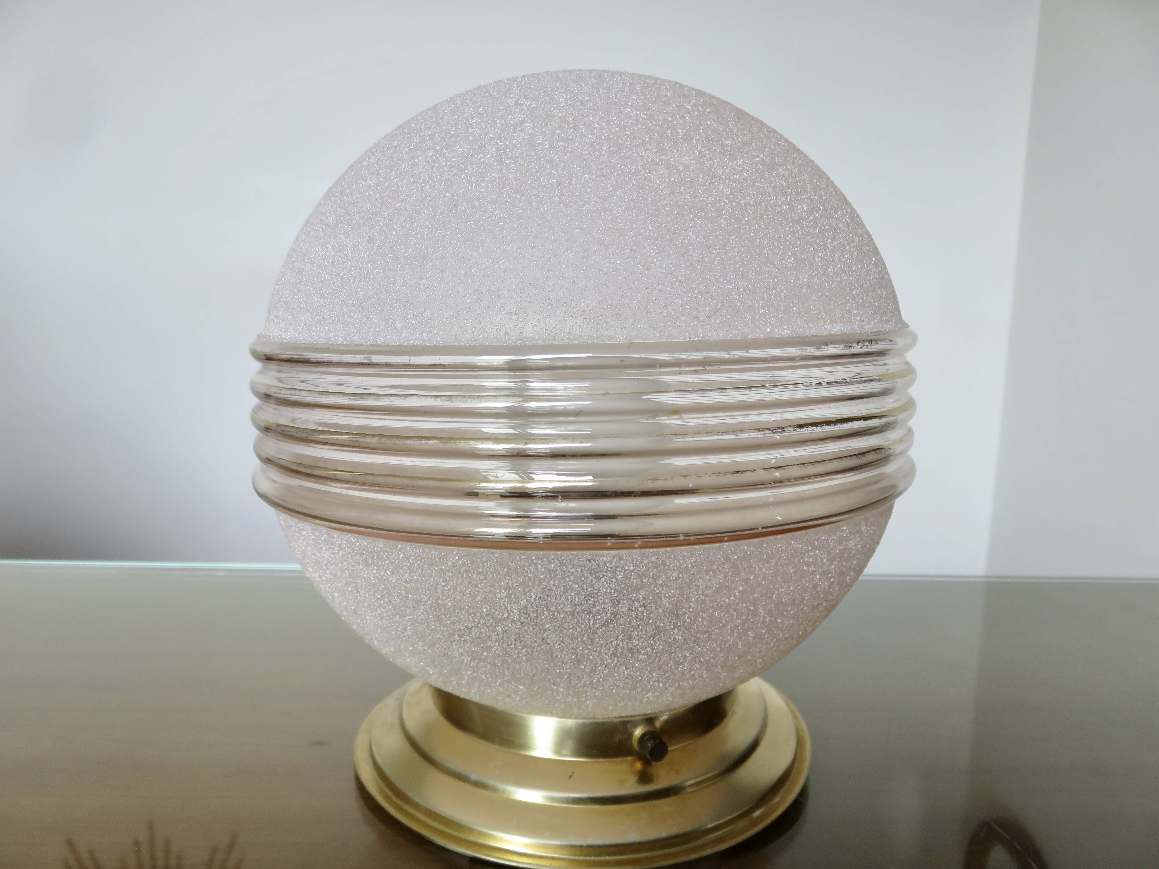 Plafonnier "globe" en verre granité rose,  liserés dorés, vers 1950 ou 1960