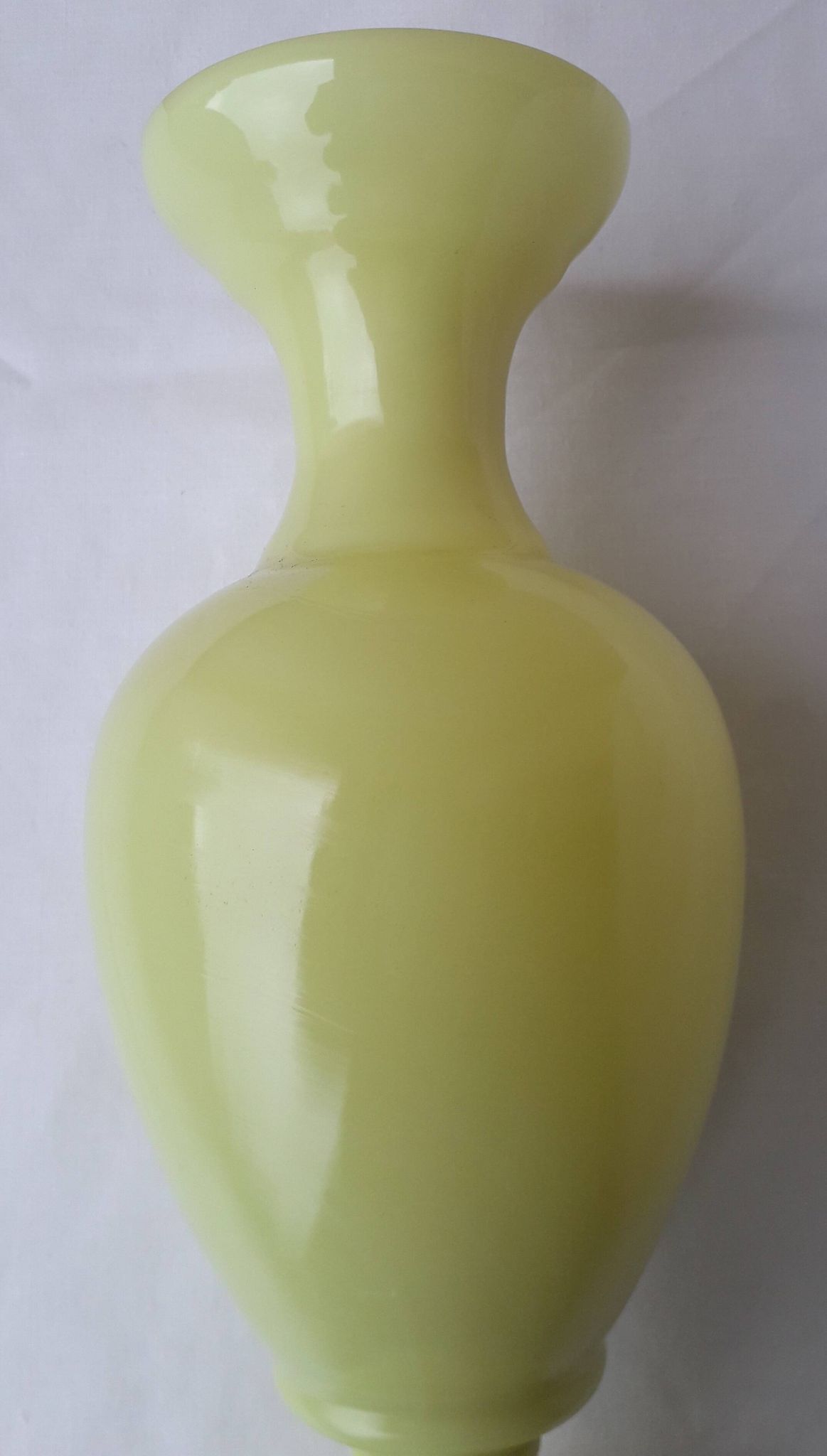 Vase en opaline jaune