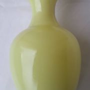 Vase en opaline jaune