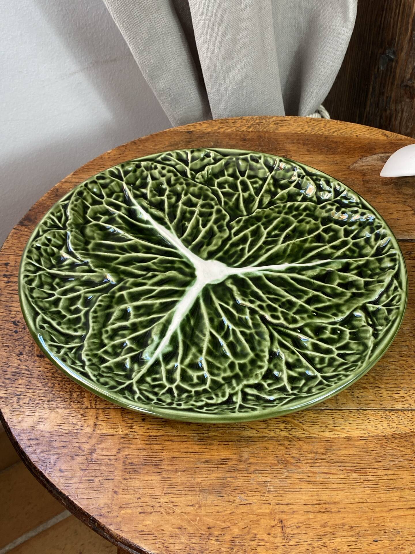 Grande soupière en barbotine feuille de chou 