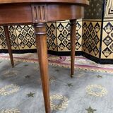 Table à manger ovale style Louis XVI signée « André Jules Décoration Versailles »