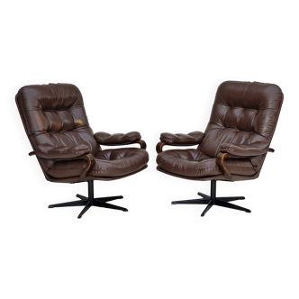 Années 1970, Danois vintage, paire de fauteuils pivotants en cuir, état d’origine.