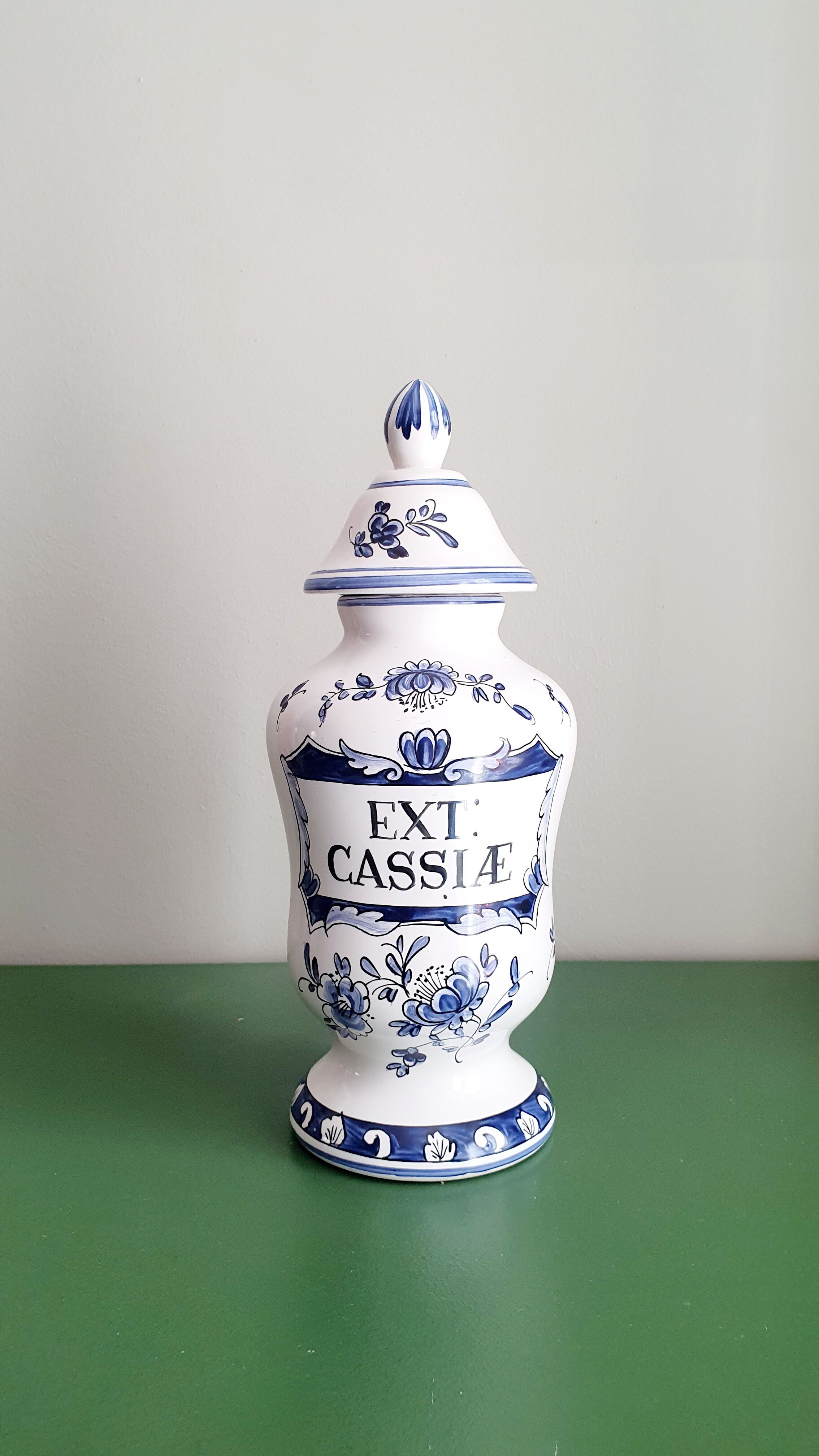 Ceramic apothecary pot