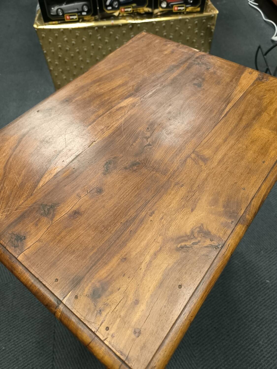 Meuble en bois sculpté