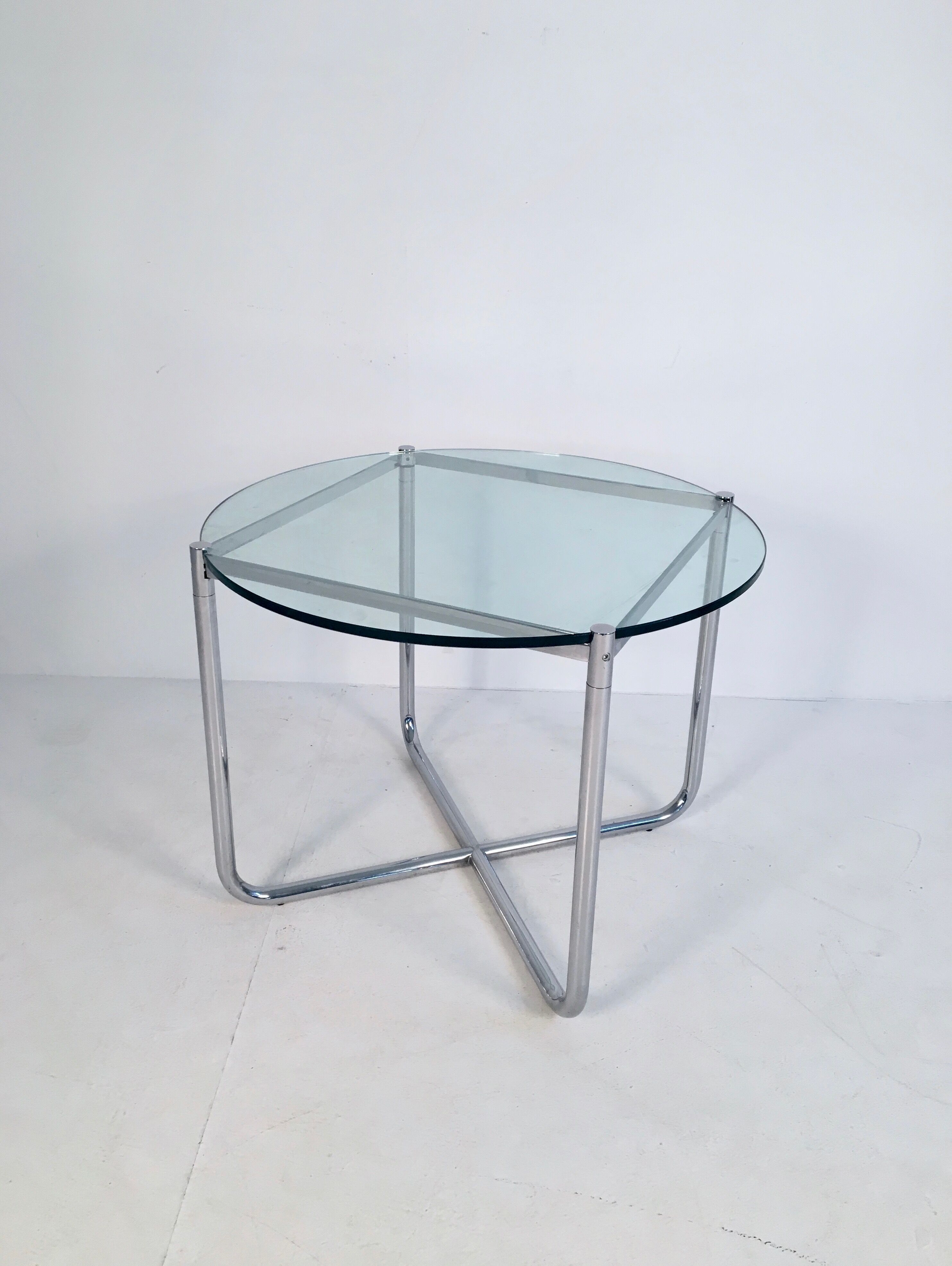 Table d'appoint en verre et chrome de Mies Van Der Rohe pour Knoll, vers 1970