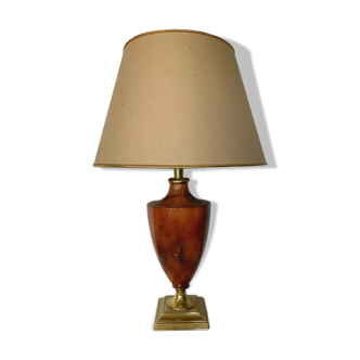 Lampe de salon en forme d'urne patinée ocre socle en laiton XX siècle