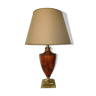 Lampe de salon en forme d'urne patinée ocre socle en laiton XX siècle