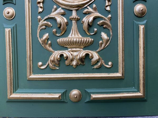 Paire de panneaux en bois sculpté et doré à la feuille